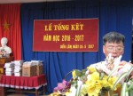 Thầy giáo Hiệu trưởng Hoàng Xuân Hải đọc báo cáo tổng kết năm học