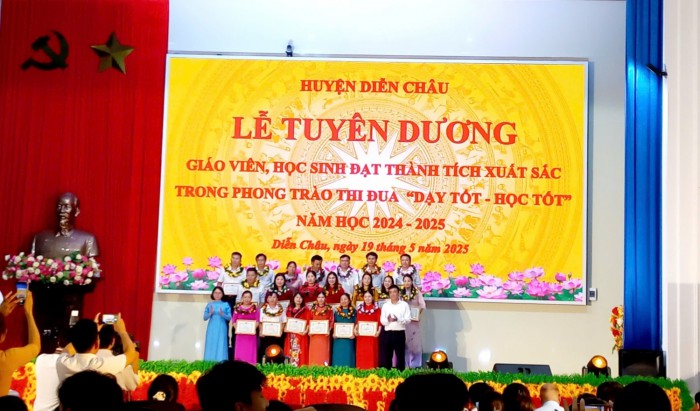 LỄ TUYÊN DƯƠNG GV, HS CÓ THÀNH TÍCH XS
